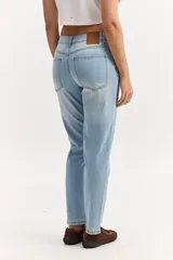 Jean mom de tiro alto, de corte holgado en las piernas, color celeste con lavado desgastado.