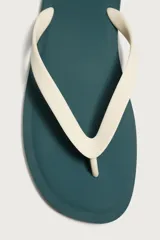 Sandalia de goma color negro, de diseño plano y tiras delgadas en el empeine estilo ojota.