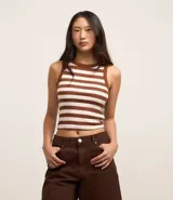 Musculosa corta de viscosa texturizada con estampado a rayas horizontales marrones y blancas, cuello redondo y sisas con ribete marrón.