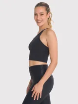 Top deportivo de un hombro con diseño asimétrico y soporte medio. Confeccionado en tejido técnico con almohadillas removibles.