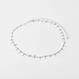 Gargantilla plateada con cadena de eslabones y dijes rectangulares colgantes.