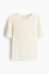 Remera entallada de punto acanalado en mezcla de algodón y viscosa, con cuello redondo y mangas cortas.