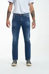 Pantalón jean azul de corte slim fit.