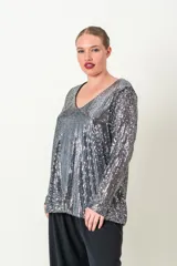 Blusa negra de paillettes con escote en V y mangas largas.