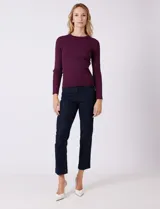 Buzo de tejido acanalado, con cuello redondo y mangas largas, de calce ajustado al cuerpo.