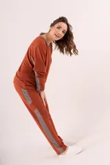 Conjunto de pijama color beige, compuesto por un buzo de manga larga con cuello redondo y un pantalón largo con cintura elástica.