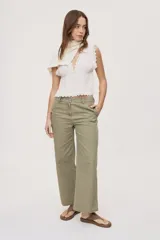 Pantalón verde militar de tiro medio y calce wide leg, con bolsillos laterales y cierre frontal con botón.