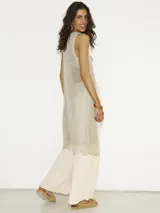 Chaleco largo de red color dorado.