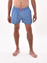 Short de baño blanco con estampado de hojas en tonos azules y rosados, cintura elástica con cordón ajustable.