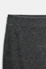 Falda midi de corte tubo confeccionada en tejido de punto con tacto suave y cintura elástica.