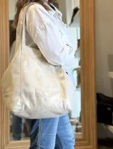 Bolso tote de cuero con estampado animal print en tonos beige y marrón.