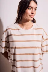Remera de algodón color crudo con rayas horizontales color café, de corte oversize y mangas cortas.
