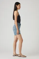 Short de jean celeste con tiro alto, corte a la rodilla y terminación desflecada.