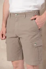 Bermuda color beige con bolsillos cargo laterales y traseros.