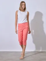 Pantalón capri de gabardina elastizada color salmón, marca Ruby Rd. Tiene pretina ancha elastizada, bolsillos simulados en la parte delantera y bolsillos aplicados en la parte trasera.