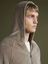 Buzo hoodie gris con capucha y cierre frontal.