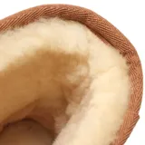 Botas de caña corta confeccionadas en gamuza con interior forrado en piel sintética, suela plana de goma y tirador trasero.