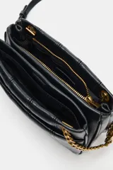 Bandolera mini de diseño acolchado con pespuntes verticales. Cuenta con doble compartimento, uno con cierre imantado y otro con cremallera, además de un bolsillo frontal con cierre imantado. Incluye asa regulable con detalle de cadena metálica.