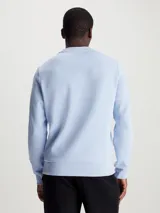 Buzo de cuello redondo Calvin Klein, confeccionado en mezcla de algodón y poliéster. Presenta un diseño de corte regular con puños y bajo de canalé, destacando un micrologo de la marca en contraste en el pecho.