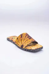 Sandalias veganas con capellada de algodón con estampado batik en tonos azules y suela de neumáticos reciclados.