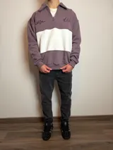 Jean de corte mom al tobillo en color gris con efecto lavado, de tiro medio y ajuste holgado en las piernas.