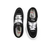 Championes Vans modelo Skate Half Cab, de corte medio, color negro con costuras blancas en contraste. Presenta el parche lateral característico de la línea Half Cab, cordones blancos y suela de goma vulcanizada blanca.