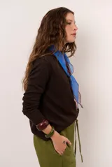 Sweater de punto color grafito, con cuello en V y mangas largas.