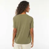 Camiseta verde de manga corta con cuello de pico.