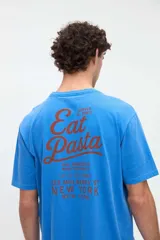 Remera de manga corta color gris oscuro con efecto lavado, corte holgado y gran estampado en la espalda con la inscripción "Eat Pasta".