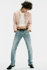 Jeans de tiro bajo y corte slim, color celeste con efecto lavado, con trabillas, cinco bolsillos y cierre frontal con cremallera y botón metálico.