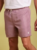Short de baño color lila con cintura elástica ajustable con cordón y logo bordado en la pierna.