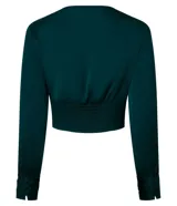 Blusa cropped satinada color verde esmeralda, con escote en V, manga larga con puños drapeados y nudo en el busto.