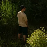 Remerón beige de jersey 100% algodón premium, con bordado verde en el pecho con el número 2017 y la frase "Industria Uruguaya".