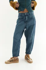 Pantalón de jean azul de corte slouchy con detalle de caderín.