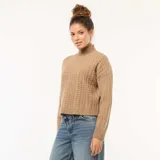 Sweater de punto con diseño de trenzas verticales, cuello alto y mangas largas con puños acanalados. Presenta un corte recto y holgado.