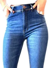 Pantalón de jean azul de tiro alto, corte ajustado y con lycra.