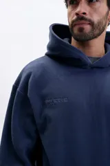 Canguro polar color azul marino con capucha, bolsillo canguro y puños elásticos. Presenta estampados en relieve con las palabras "ATHLETIC DEPT" en el lado izquierdo del pecho y "NY, USA" en el lado derecho.
