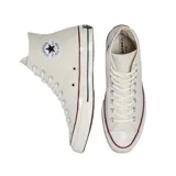 Zapatillas Converse Chuck 70 de caña alta color crema con detalles en rojo y azul en la suela.
