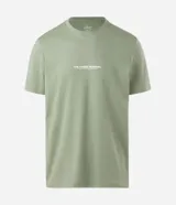 Remera de suedine color verde militar, de corte comfort y cuello redondo, con pequeño estampado frontal con la frase "The Hidden Wonders".