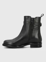Bota corta de cuero negro con punta redonda, cierre lateral y detalle de tira con hebilla metálica en el tobillo.