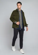 Sobrecamisa negra de pana con cuello clásico, cierre frontal con botones, dos bolsillos de parche con solapa en el pecho y puños abotonados.