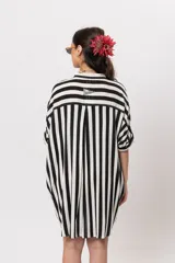 Camisa de rayas blanco y negro, de corte oversize y mangas cortas holgadas.