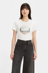 Remera blanca de algodón con cuello redondo y estampado circular con el logo de Levi's y un paisaje de montañas.