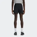 Short deportivo de running color negro, con cintura elástica y cordón ajustable. Cuenta con aberturas laterales para mayor movilidad, forro interior de malla para sujeción y múltiples bolsillos funcionales, incluyendo uno trasero con cierre.