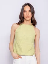 Top sin mangas color verde claro, con cuello halter y espalda baja.