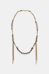 Collar largo de múltiples cadenas entrelazadas en tonos dorado y plateado. Presenta eslabones gruesos combinados y terminaciones en flecos largos de cadenas finas.