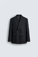 Blazer cruzado regular fit negro, con solapa de pico, bolsillos con solapa en la cadera, bolsillo de vivo en el pecho y cierre frontal con doble botonadura.