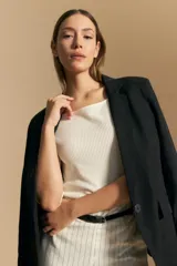 Remera de tejido acanalado (rib) color blanco, con escote cuadrado y mangas tres cuartos, de ajuste entallado al cuerpo.