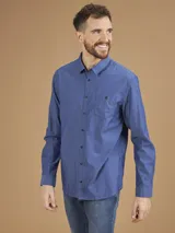 Camisa azul con micro estampado, de manga larga y corte clásico.