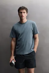 Remera regular fit de Zara Athleticz confeccionada en tejido de algodón, color verde militar, con cuello redondo, manga corta y sutil estampado de logo con relieve en el bajo.